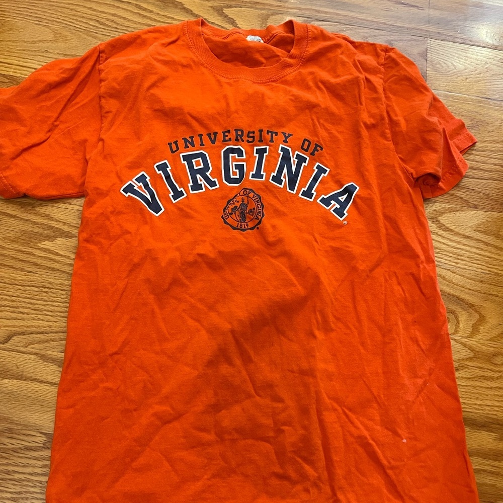 University of Virginia size small T-Shirt
